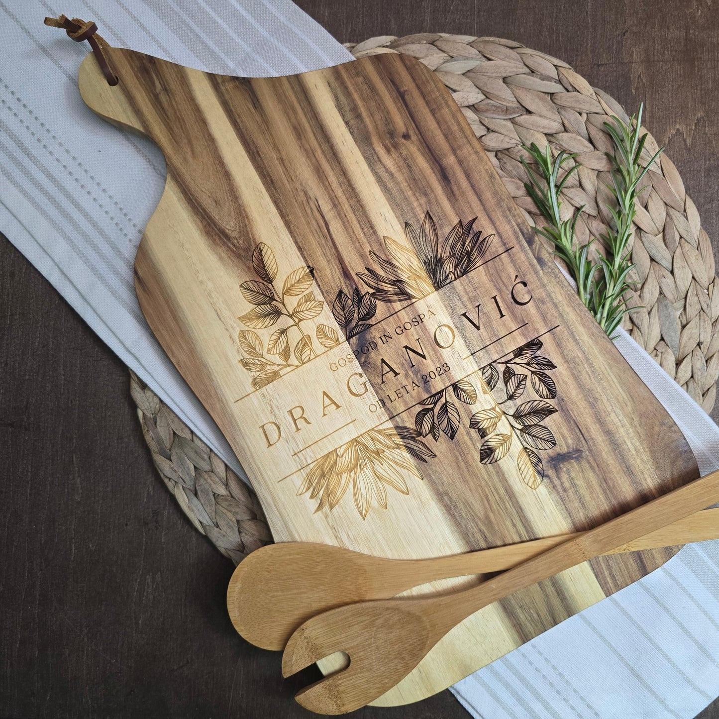 Personalizirana deska iz akacije z ročajem 42,5 x 25 cm