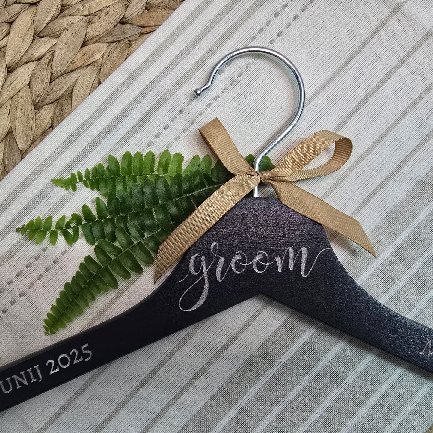 Obešalnik - groom