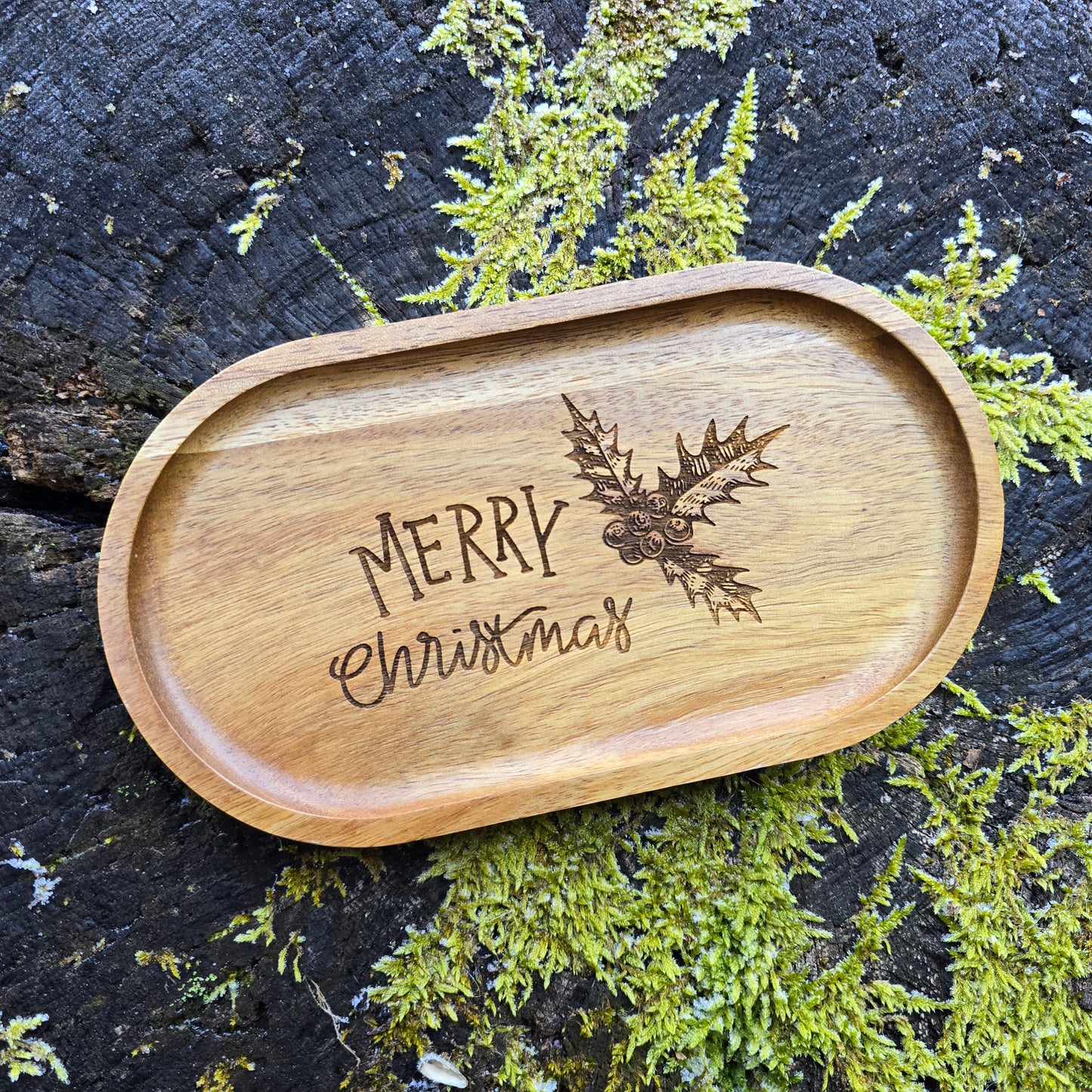 Leseni pladenj z gravuro Merry Christmas