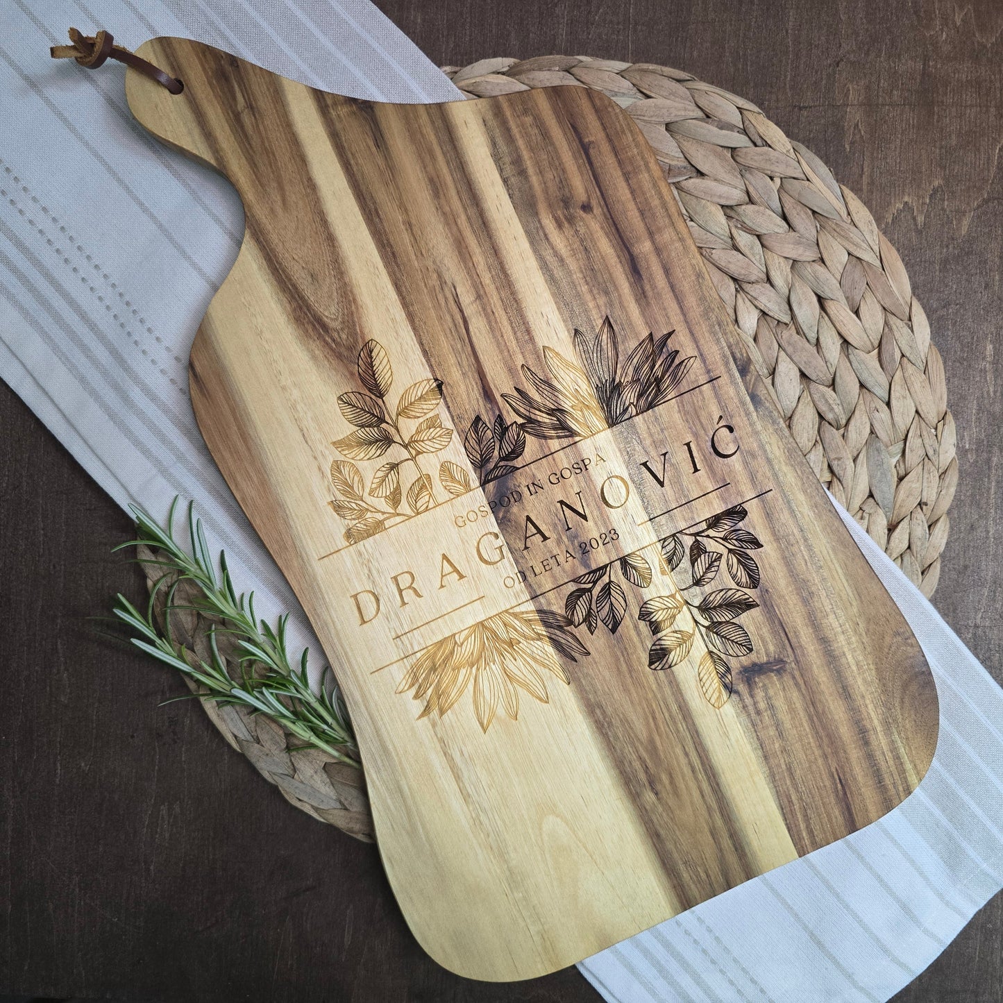 Personalizirana deska iz akacije z ročajem 42,5 x 25 cm