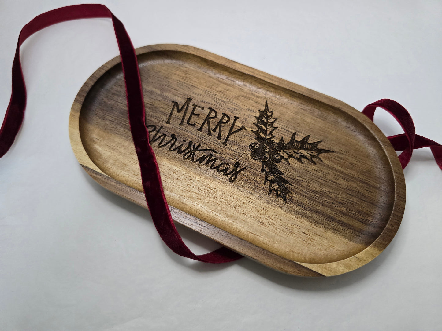 Leseni pladenj z gravuro Merry Christmas